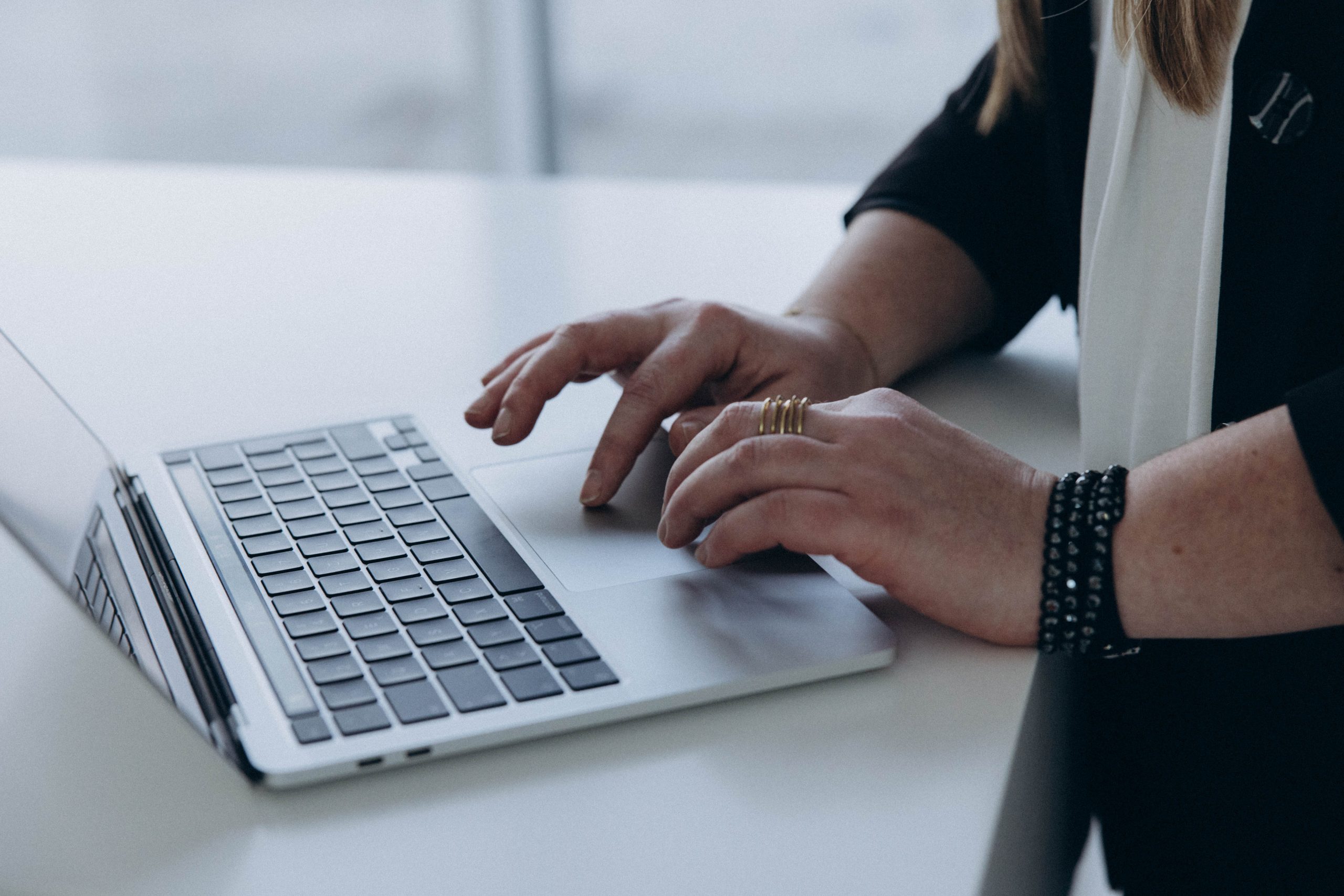 Bild von Olga Bensfar wie Sie auf dem Laptop etwas arbeitet- Professionelles Webdesign von Bensfar Digitale Positionierung