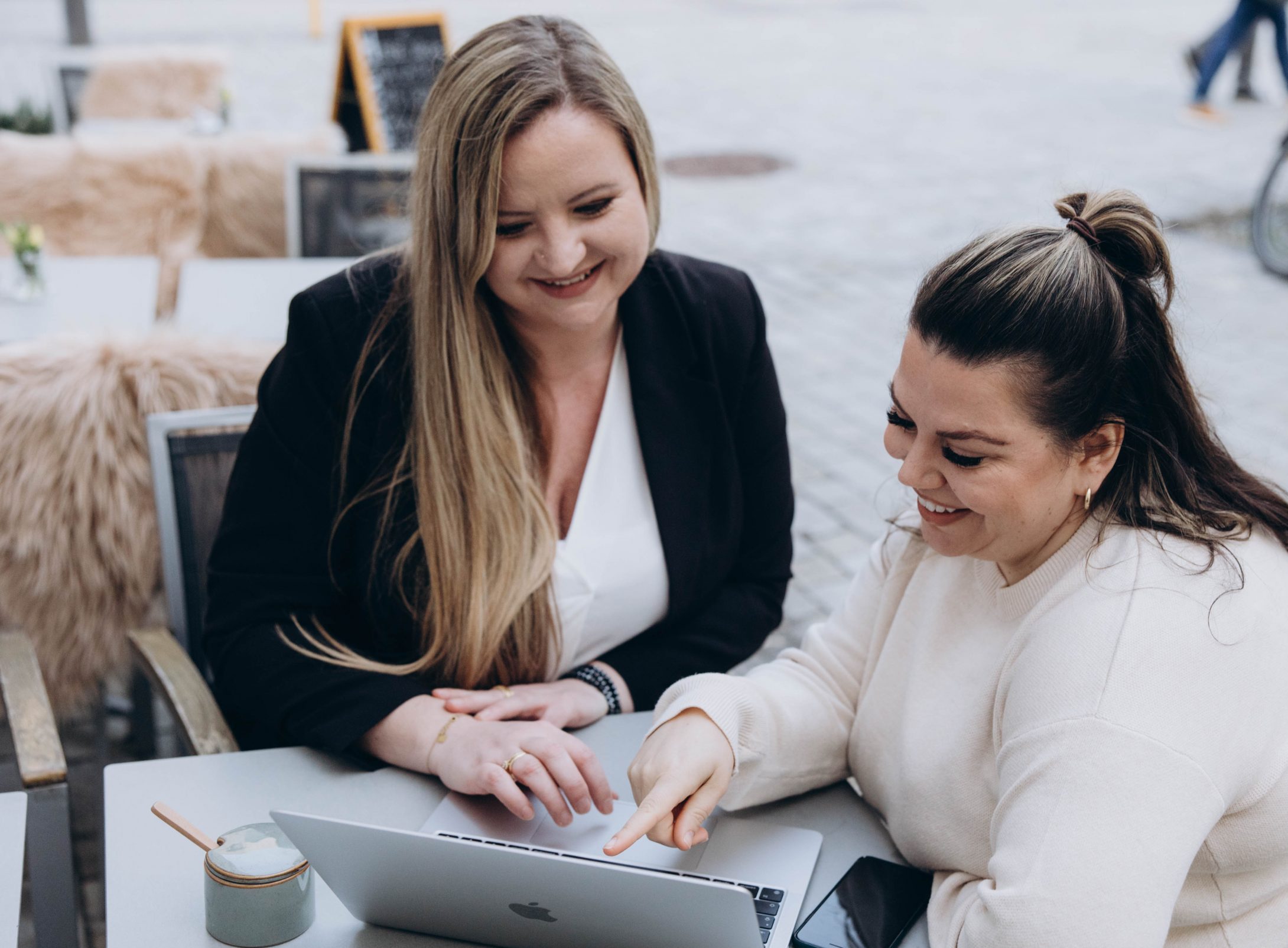 Bild von Olga Bensfar wie Sie auf dem Laptop Webdesign für Kunden erstellt. von Bensfar Digitale Positionierung