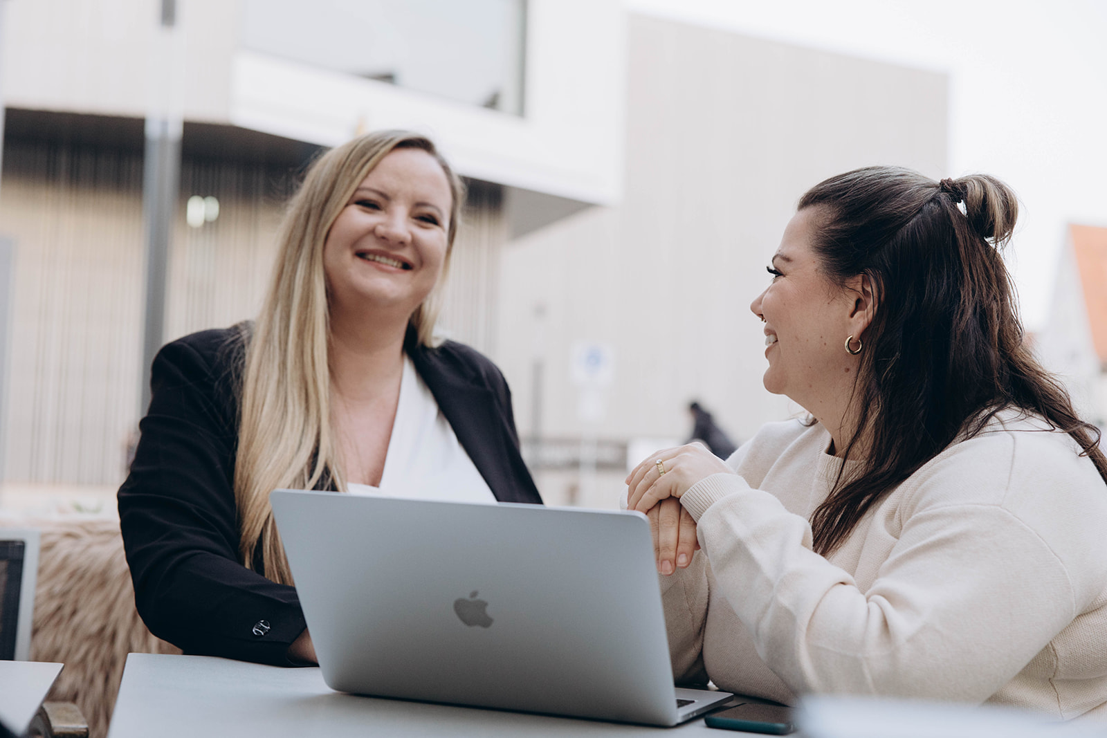 Bild von Olga Bensfar wie Sie auf dem Laptop Webdesign für Kunden erstellt. von Bensfar Digitale Positionierung