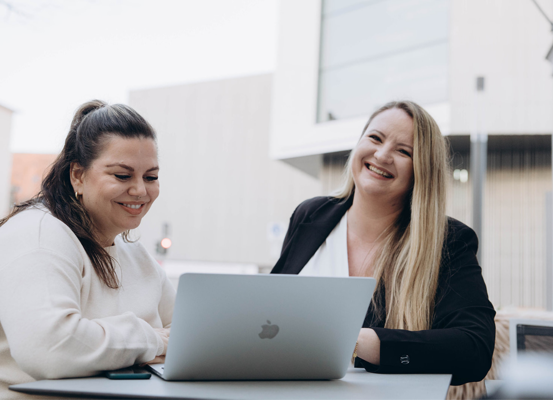 Kundengewinnung für Beauty-Studios. Bild von Olga Bensfar wie Sie auf dem Laptop Webdesign für Kunden erstellt. von Bensfar Digitale Positionierung