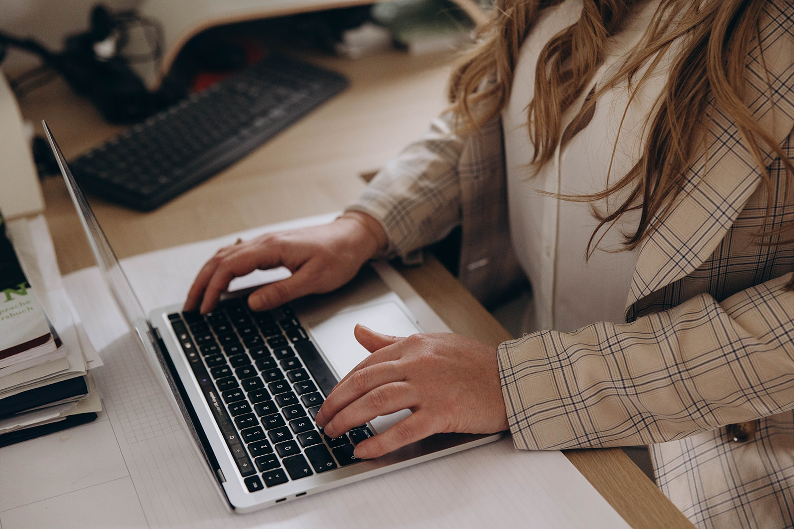 Arbeiten am Laptop an einem Webdesign Yoga Projekt bei Bensfar Digitale Positionierung