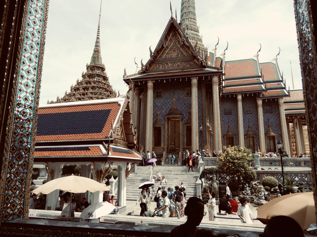 Besucher vor den Tempelanlagen des Königspalasts in Bangkok