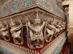 Detailaufnahme goldener Wächterfiguren am Königspalast in Bangkok