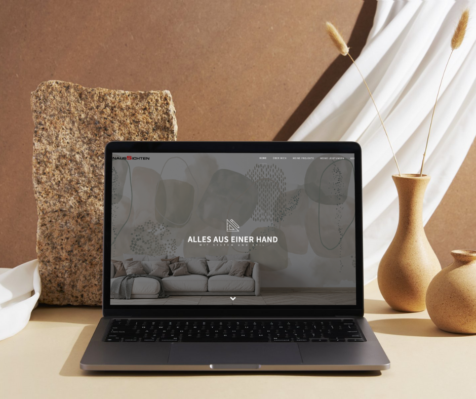 Webdesign Raumausstatter Leipzig – Website von InnenausSichten auf Laptop mit modernem Interior-Design