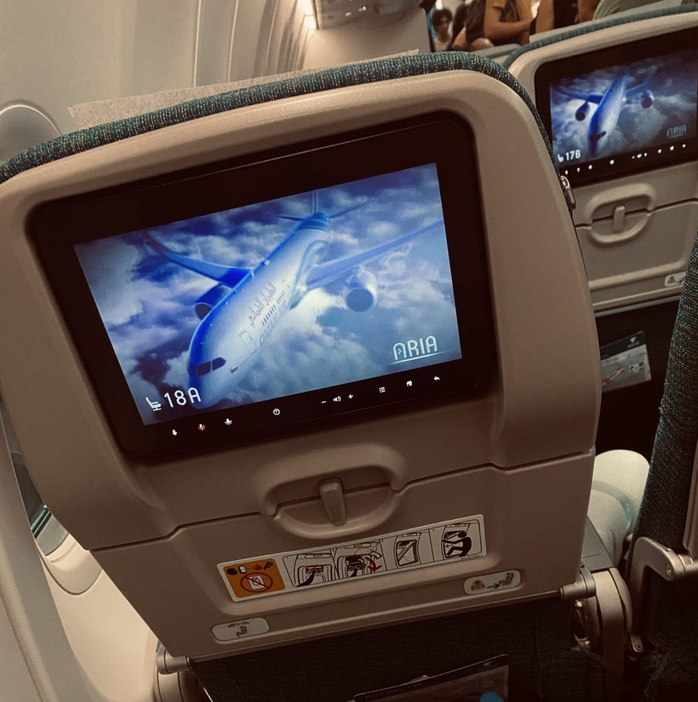 Digitaler Nomade in Thailand. Blick auf den Bildschirm im Flugzeug während des Flugs nach Bangkok. 