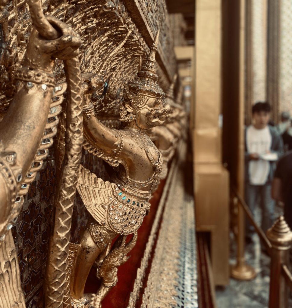 Nahaufnahme einer goldenen Tempelstatue im Königspalast von Bangkok