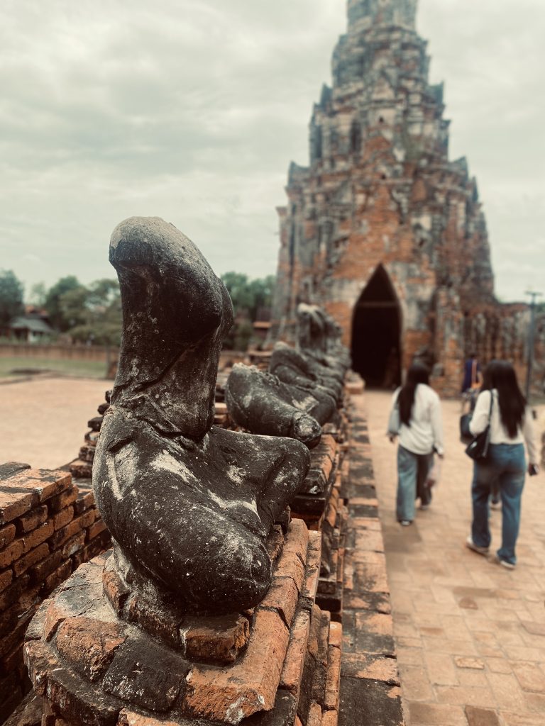 Reihe alter, teilweise zerstörter Buddha-Statuen in Ayutthaya