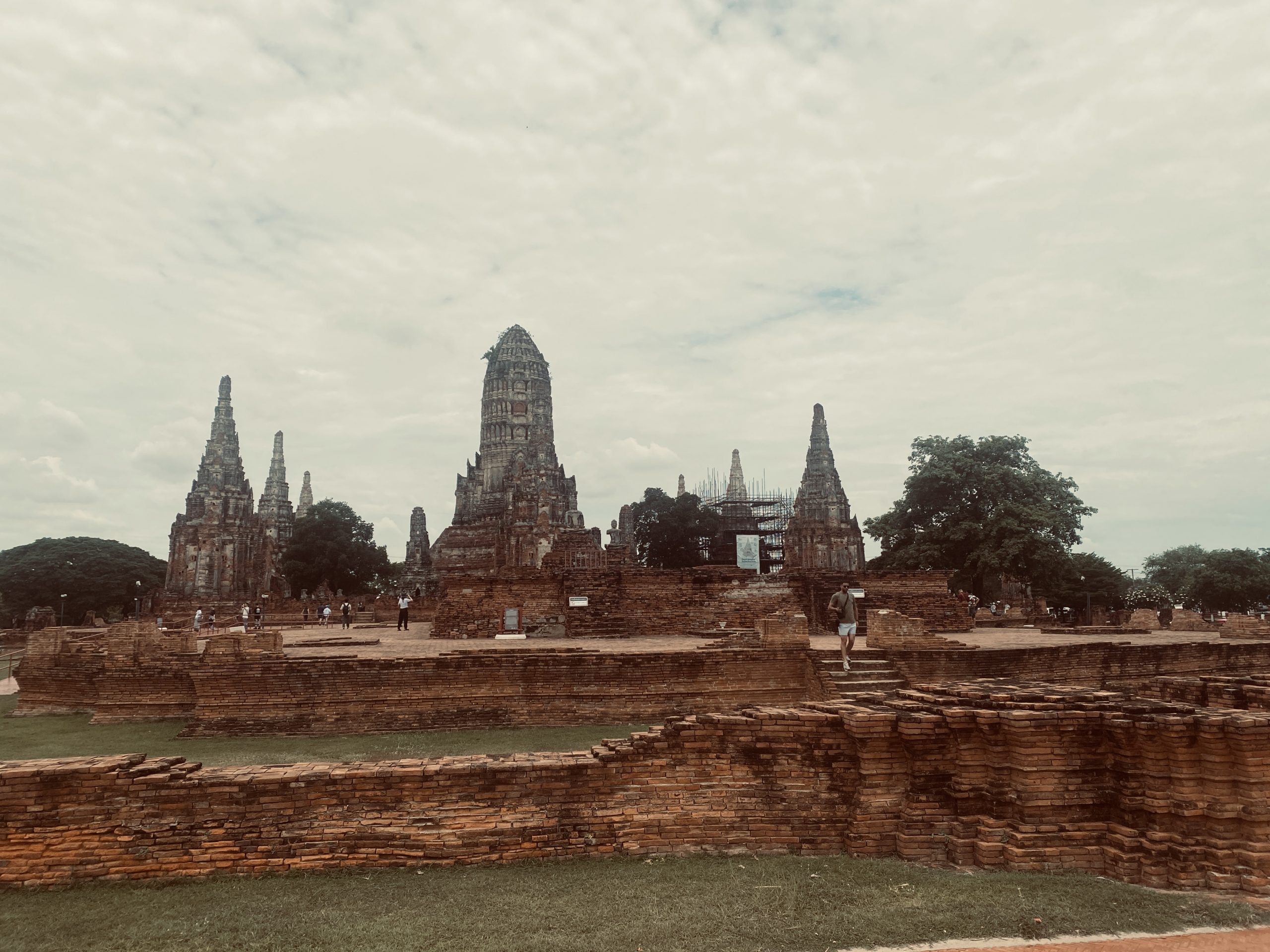 Weitwinkelaufnahme der historischen Tempelruinen in Ayutthaya