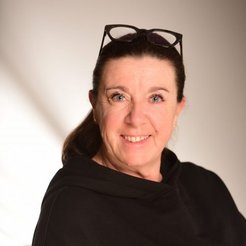 Porträt von Iris Schneider – Raumausstatterin und Inhaberin von InnenausSichten Leipzig | Webdesign Raumausstatter Referenz