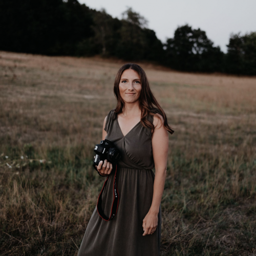 Susanne Kugelmeier Fotografin aus Maxhütte Haidhof mit Kamera in der Natur – Referenzprojekt Webdesign Fotografen
