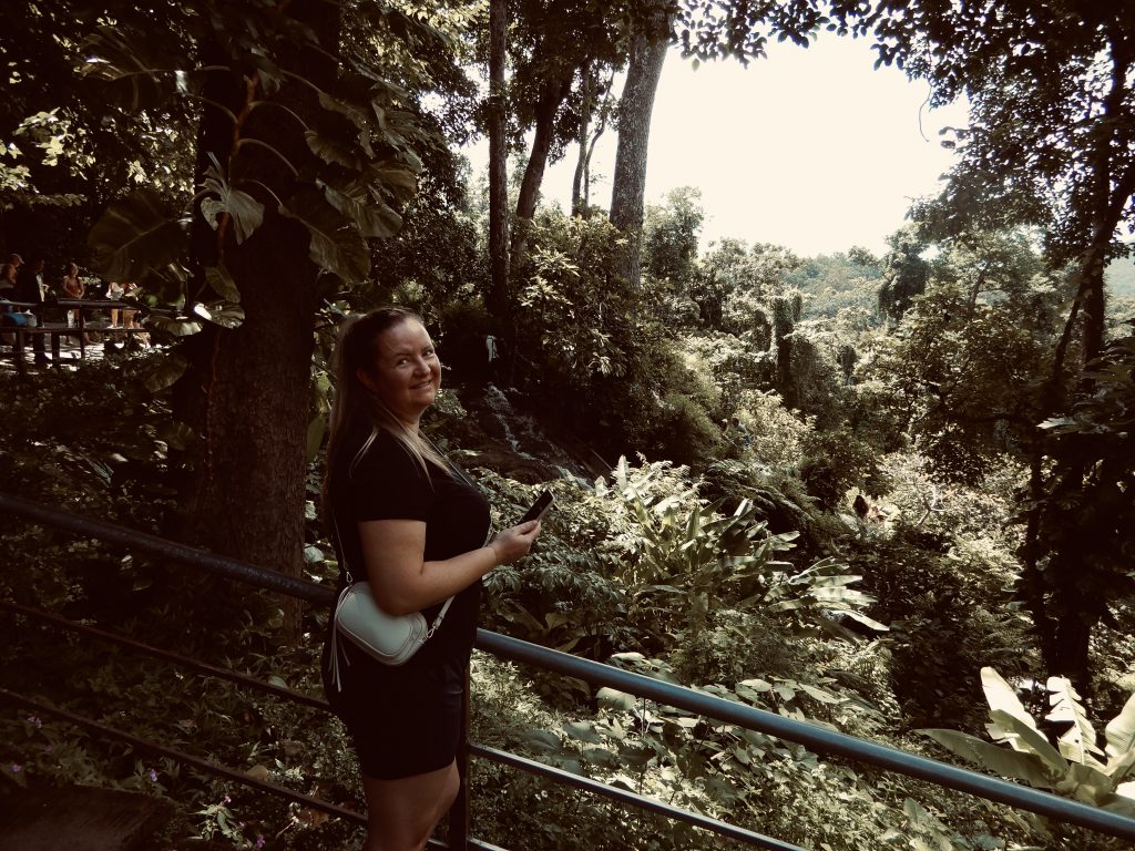 Olga Bensfar fotografiert den dichten grünen Dschungel bei den Sticky Waterfalls in Chiang Mai, Thailand, umgeben von tropischer Vegetation.
