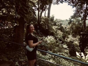 Olga Bensfar fotografiert den dichten grünen Dschungel bei den Sticky Waterfalls in Chiang Mai, Thailand, umgeben von tropischer Vegetation.