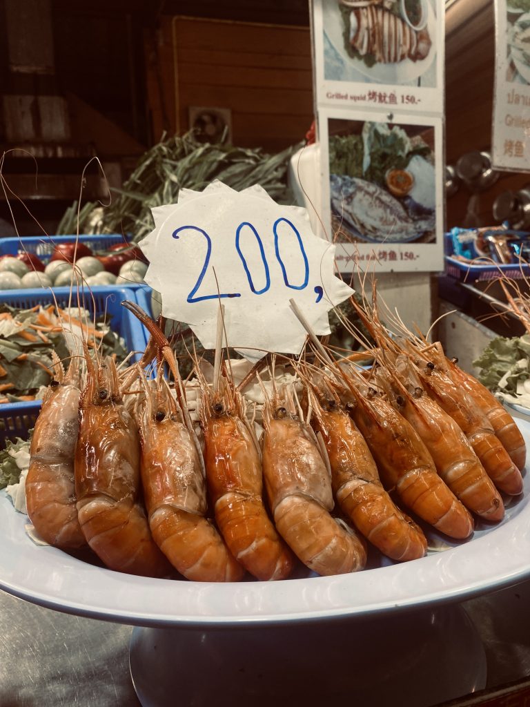 Streetfood Thailand Garnelen – Inspiration und Kreativitaet im Business - Bensfar Digitale Positionierung Frisch gegrillte Garnelen auf einem Streetfood-Markt in Thailand mit Preisschild