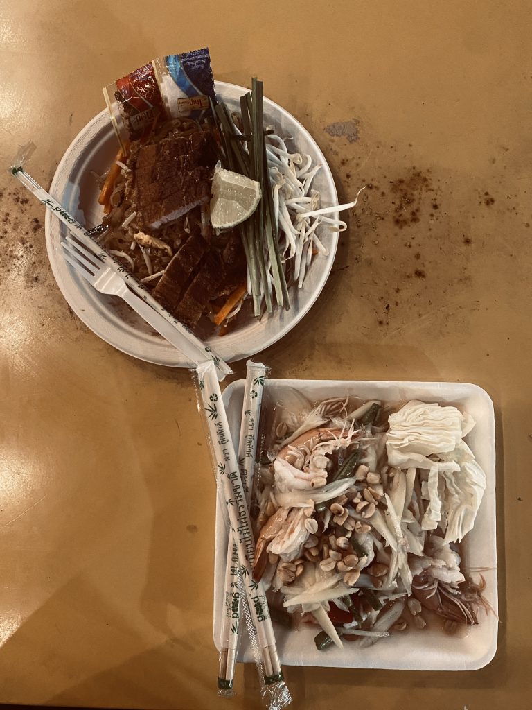 Streetfood Thailand Pad Thai – Kreativitaet und Ideen auf Reisen - Bensfar Digitale Positionierung Pad Thai und thailaendischer Papaya Salat auf einem Streetfood-Markt serviert