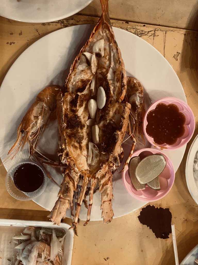 Grilled Prawn Thailand Streetfood – Kreative Eindruecke und Business Inspiration - Bensfar Digitale Positionierung Gegrillte Riesengarnele mit Knoblauch, Limette und Chili-Sauce auf einem Teller in Thailand