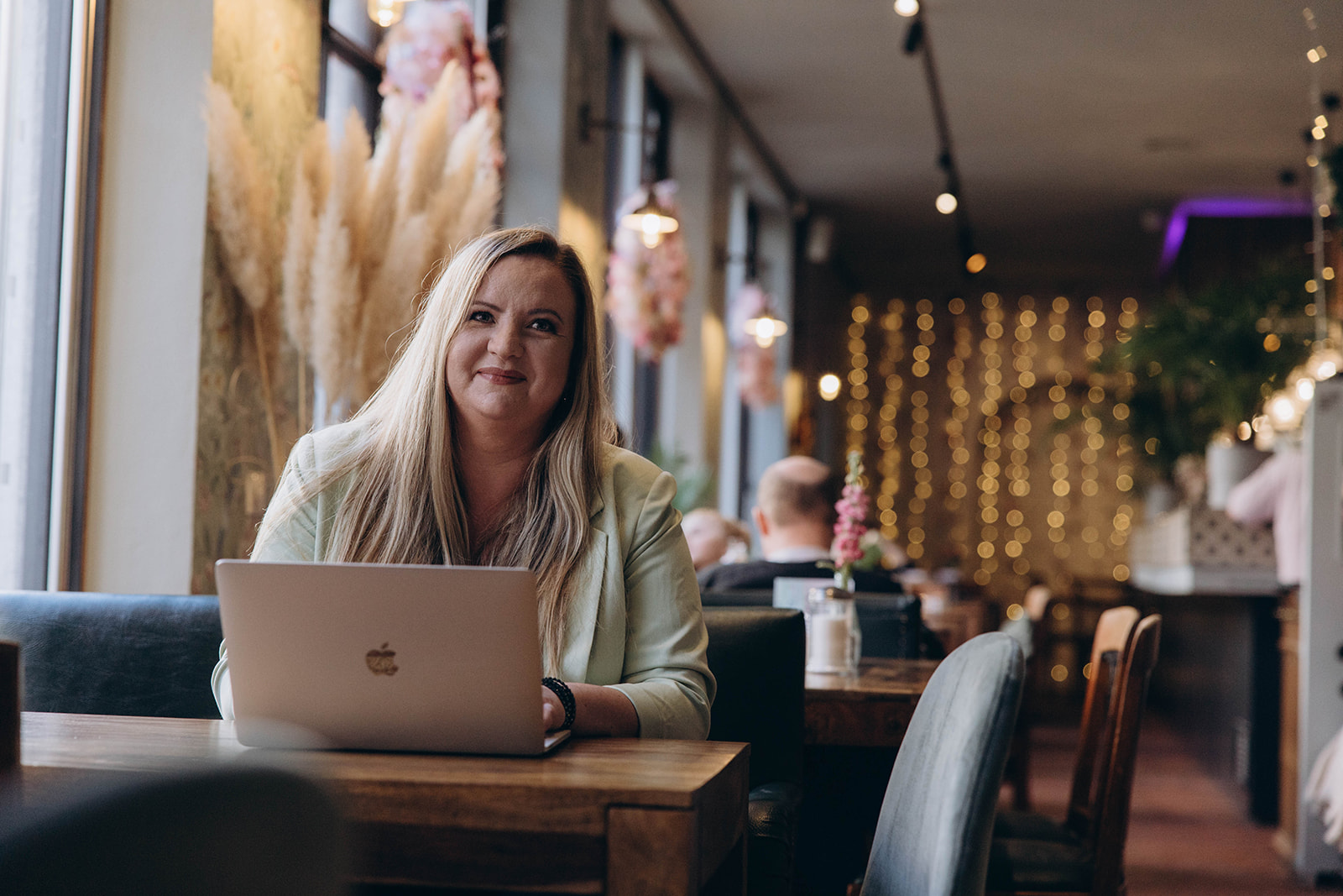 Strategische Marketingberatung für Beauty-Studios in entspannter Arbeitsatmosphäre