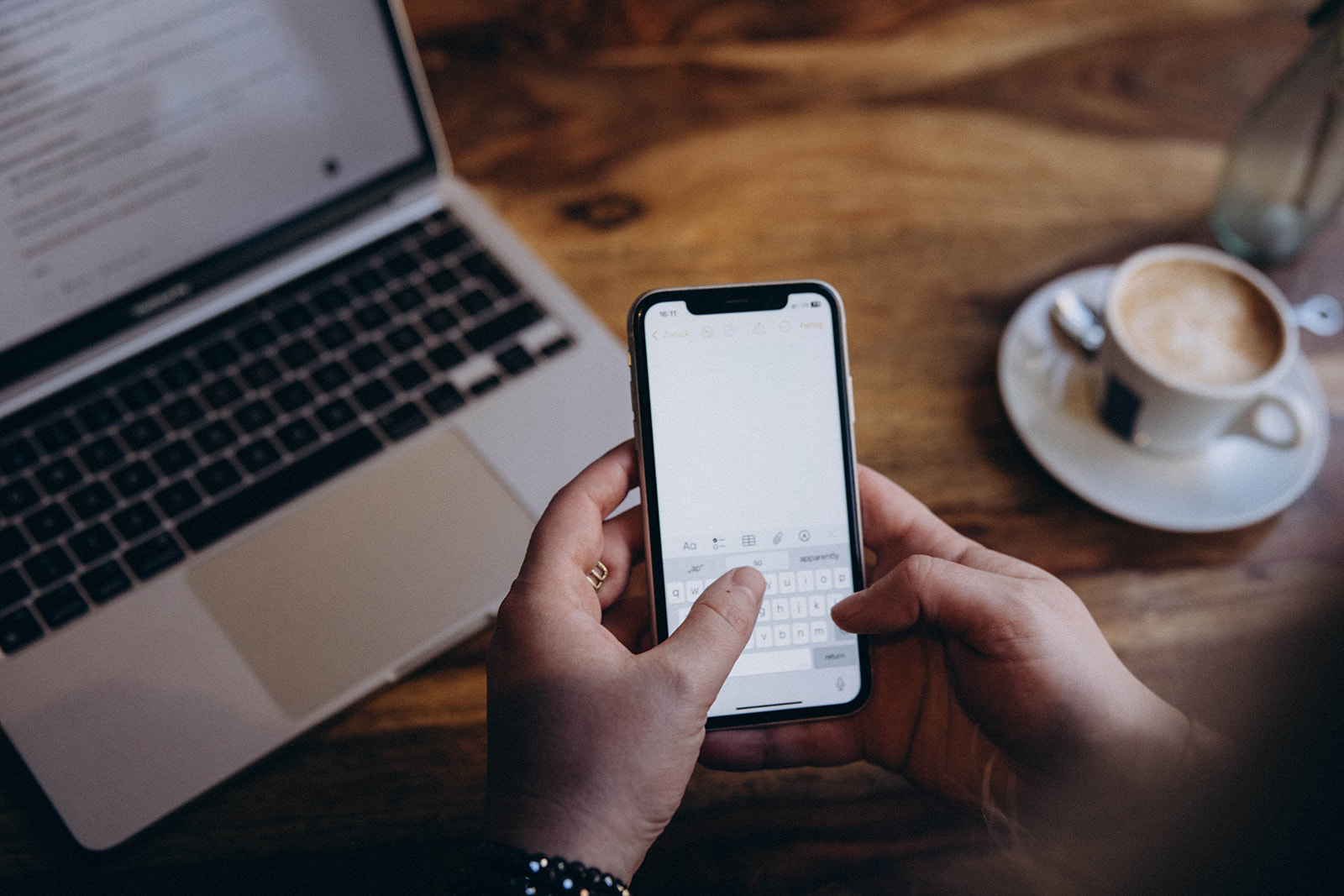 Digitale Kundenkommunikation für Beauty-Studios über Smartphone und Website